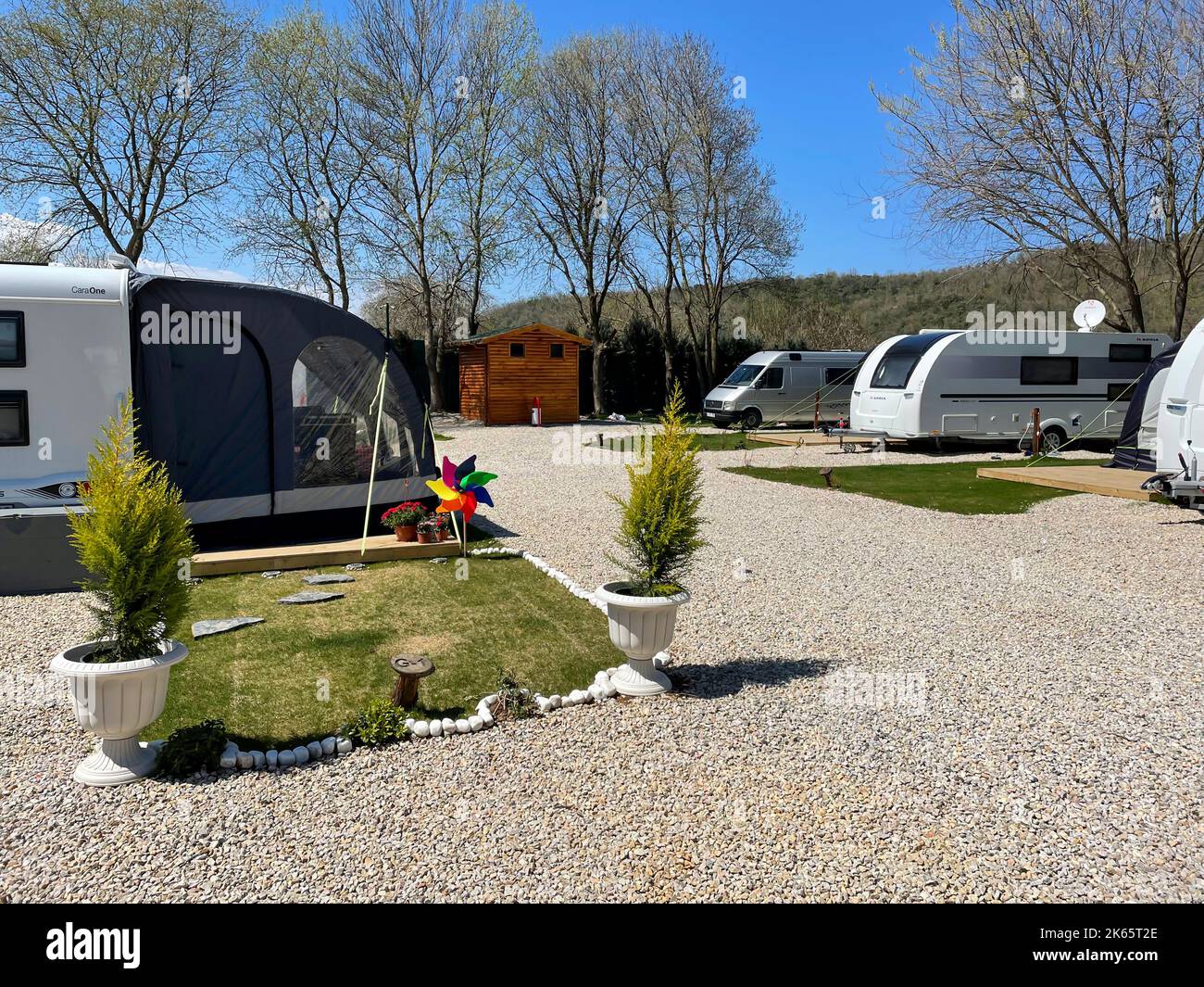 Una tenda aperta di fronte ad un rimorchio di viaggio in un campeggio caravan. Concetto di campeggio caravan. Riva, Istanbul, Turchia - 04 aprile 2022. Foto Stock