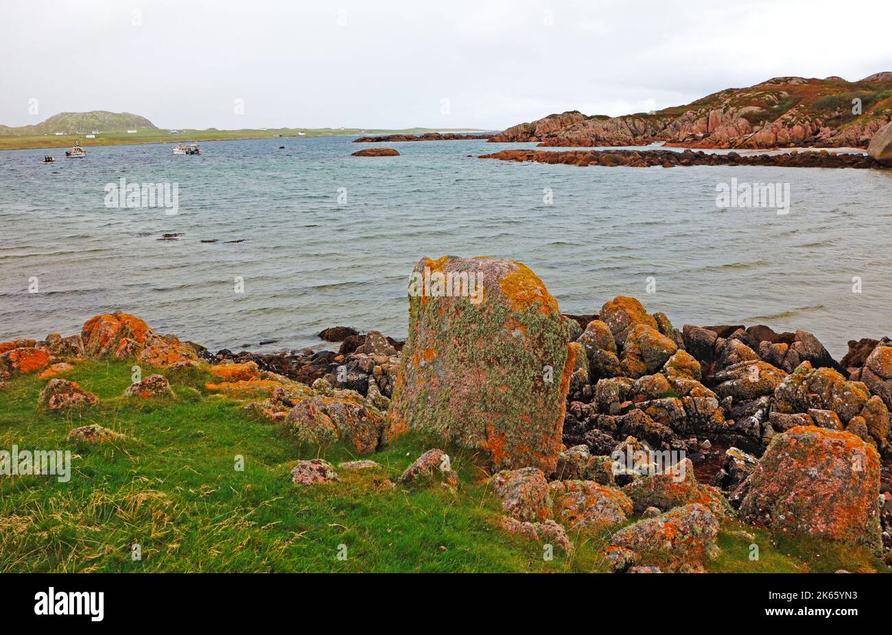 Una vista sul suono di Iona all'Isola di Iona nelle Ebridi interne dalla costa di Mull a Fionnphort, Isola di Mull, Scozia. Foto Stock