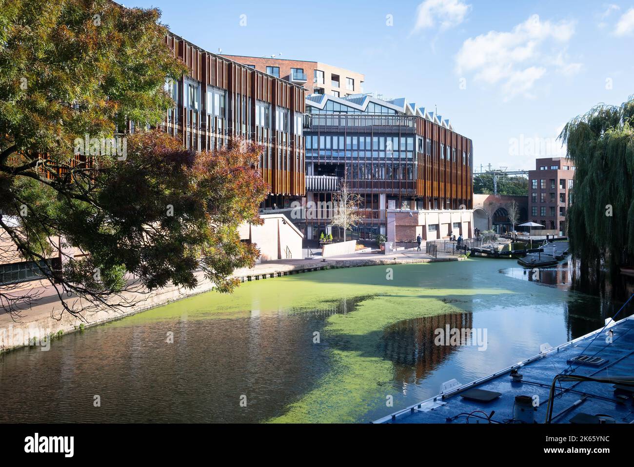 Londra, Inghilterra, Regno Unito - Hawley Wharf sviluppo misto di uso da AHMM su Regents Canal a Camden Foto Stock