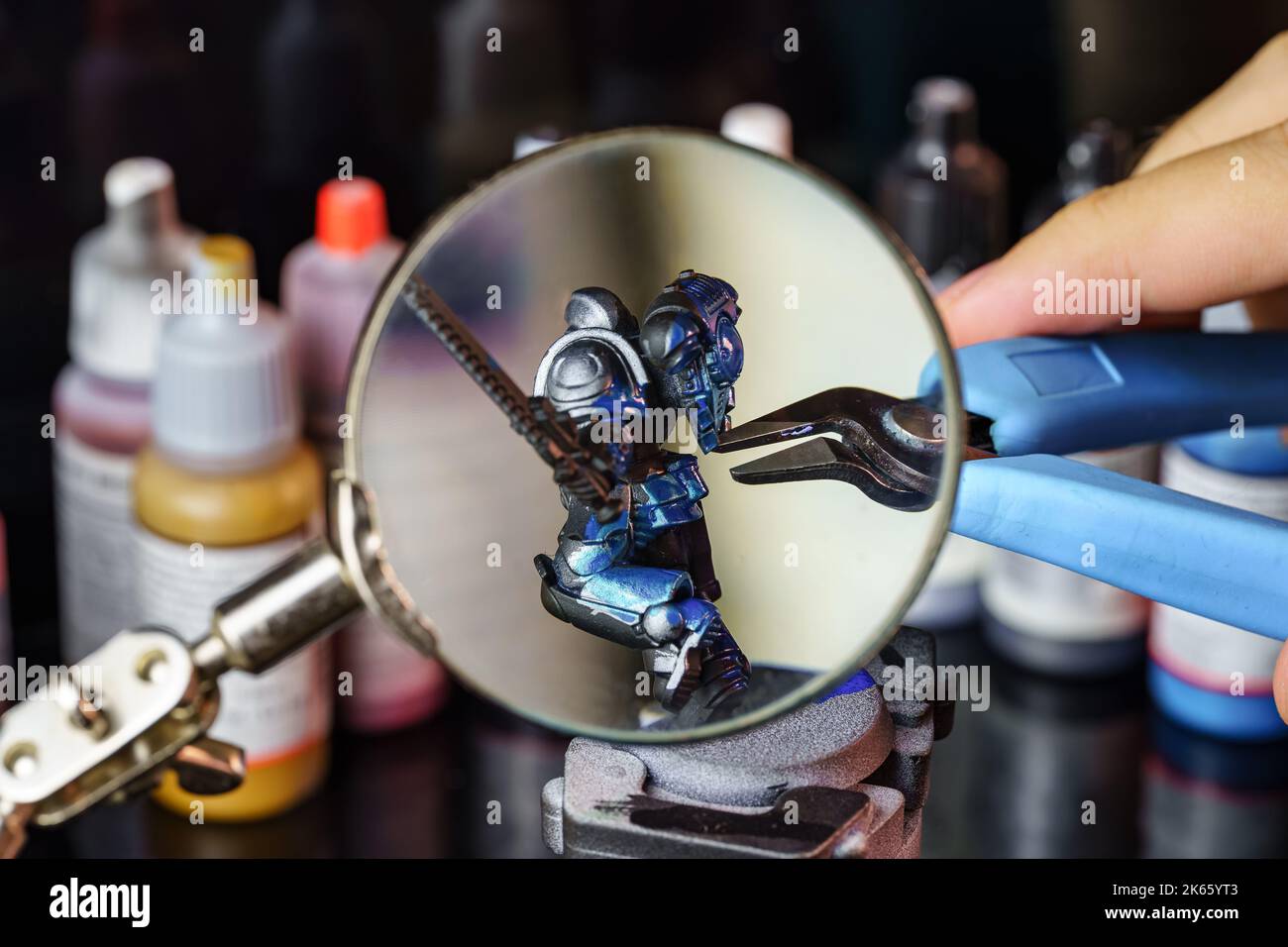 Lente d'ingrandimento gigante per facilitare la pittura di piccole figure di giochi da tavolo utilizzati per i giochi di ruolo Foto Stock
