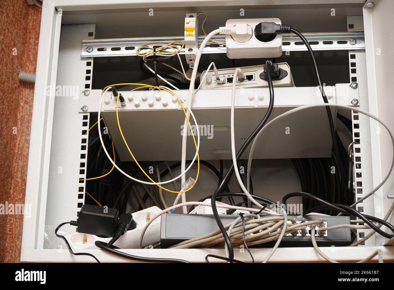 Cavi di rete per computer collegati a un router o a un modem in ufficio Foto Stock