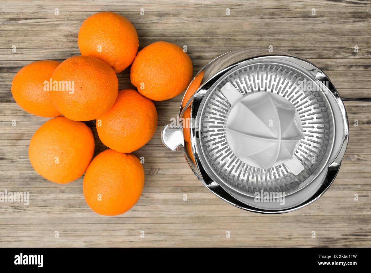 Vista dall'alto della spremiagrumi elettrica con arance preparate per spremitura Foto Stock