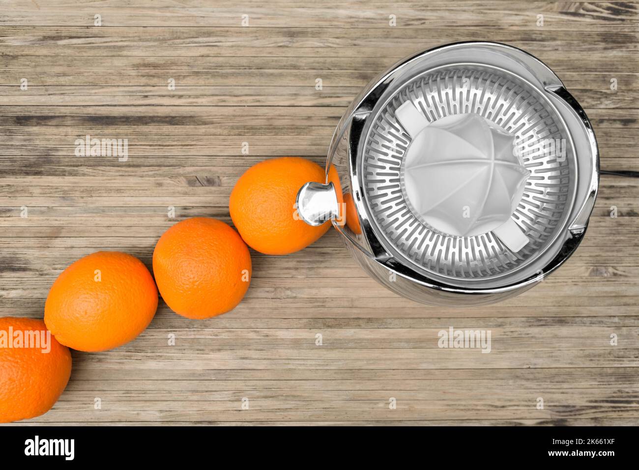 Vista dall'alto delle arance preparate per essere spremute su una spremiagrumi elettrica Foto Stock