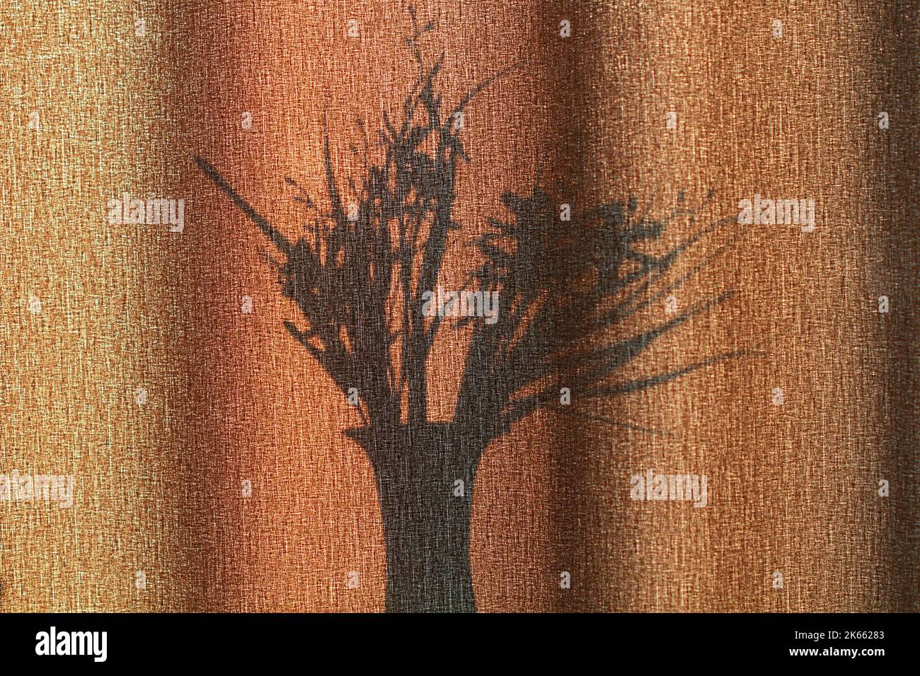 L'ombra di un vaso con fiori sulle tende. La silhouette nera di un vaso con un bouquet di fiori sullo sfondo di tessuto marrone Foto Stock