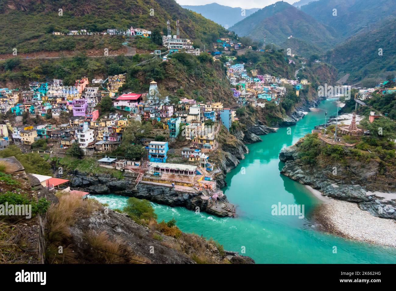 Gennaio 24th 2022. Uttarakhand India. Confluenza o sangam a Devprayag. I fiumi santi Bhagirathi e Alaknanda si fondono in uno e prendono il nome di Ganga. Foto Stock