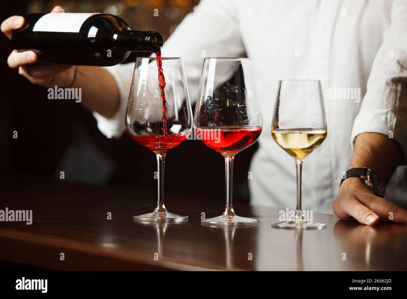 Sommelier che versa diversi tipi di vino pregiato Foto Stock