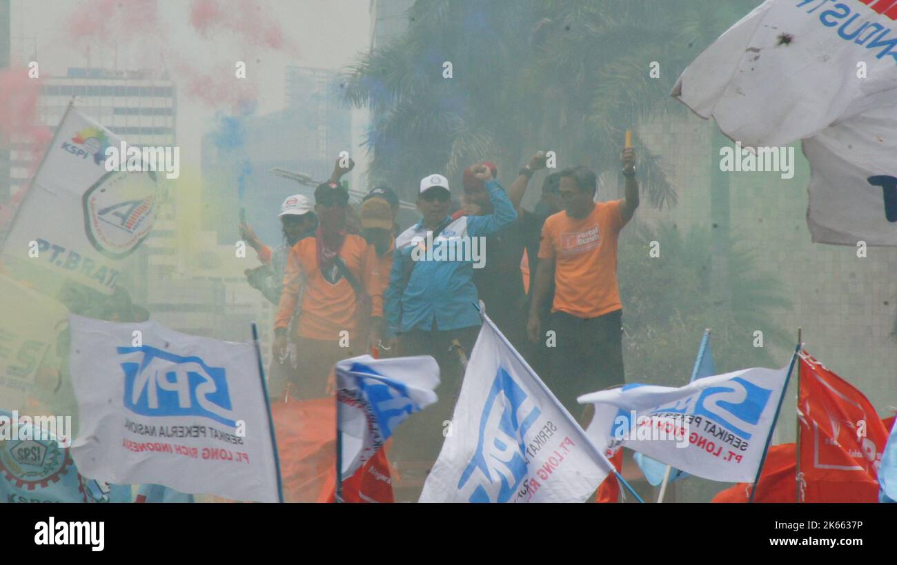 Giacarta, DKI Jakarta, Indonesia. 12th Ott 2022. Oggi il Joint Labor Party, insieme a diverse alleanze del lavoro, ha tenuto una manifestazione di fronte alla statua del cavallo, Giacarta. Si sono fatti carico di 6 richieste. Credit: ZUMA Press, Inc./Alamy Live News Foto Stock
