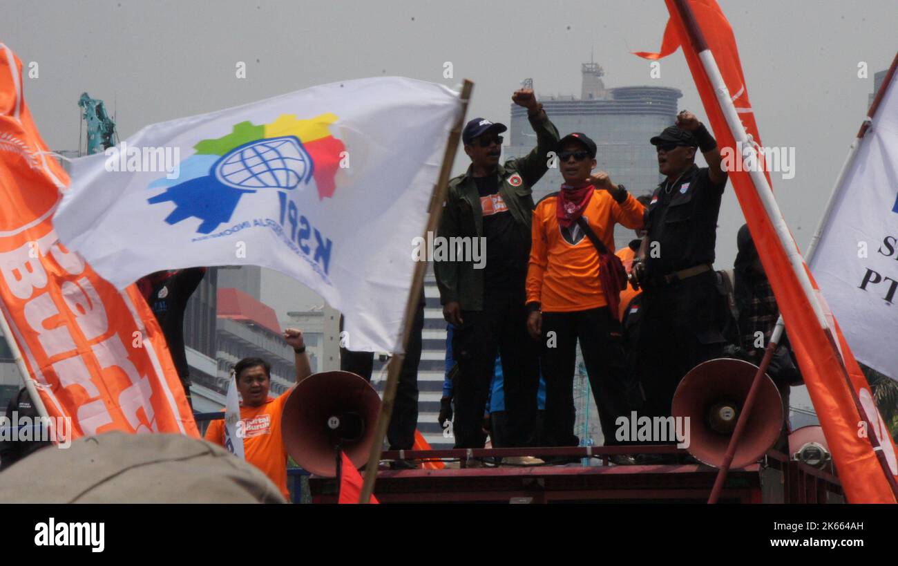 Giacarta, DKI Jakarta, Indonesia. 12th Ott 2022. Oggi il Joint Labor Party, insieme a diverse alleanze del lavoro, ha tenuto una manifestazione di fronte alla statua del cavallo, Giacarta. Si sono fatti carico di 6 richieste. Credit: ZUMA Press, Inc./Alamy Live News Foto Stock