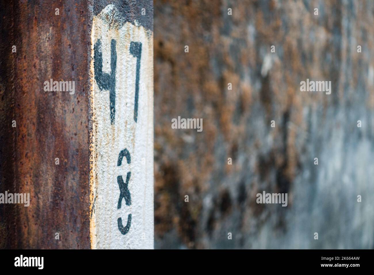 7th aprile 2021, Dehradun India. Numero 47 scritto su una vecchia parete con sfondo sfocato. Foto Stock