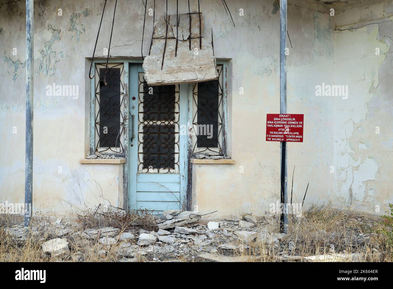 Edificio abbandonato nella città fantasma di Varosha; Famagosta (Gazimagusa); Replica turca della parte settentrionale di Cipro Foto Stock