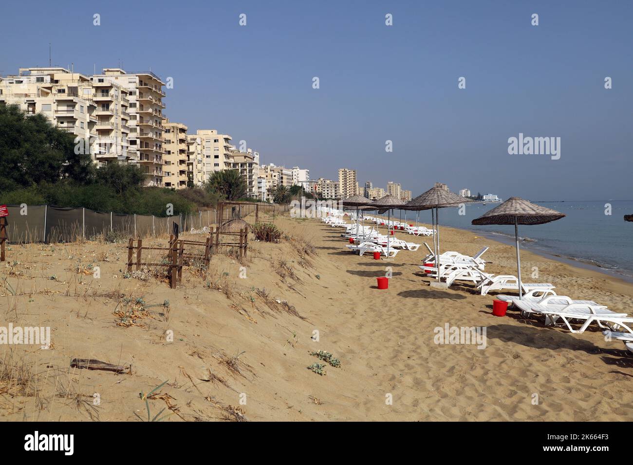 Varosha Ghost Town spiaggia; Famagusta (Gazimagusa); Turco Replica del nord di Cipro Foto Stock