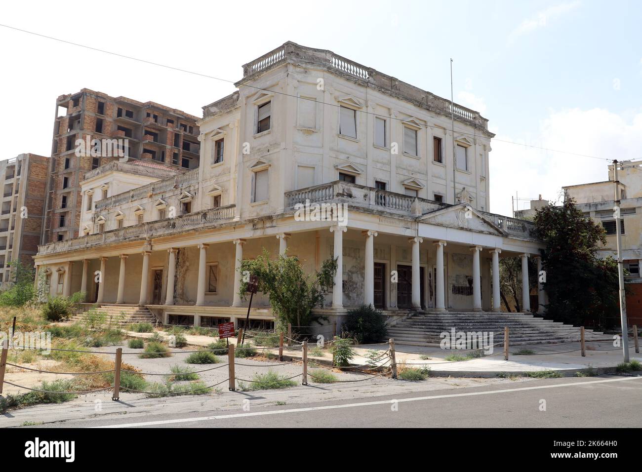 Teatro dell'opera abbandonato nella città fantasma di Varosha; Famagosta (Gazimagusa); Replica turca della parte settentrionale di Cipro Foto Stock