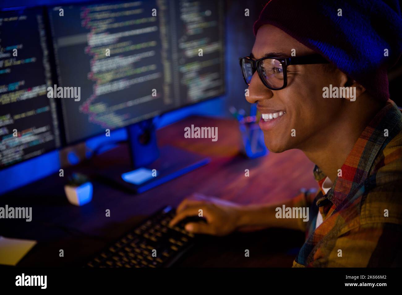 Profilo ritratto di cheerful intelligente guy funzionamento server di debug tarda sera workstation indoor Foto Stock