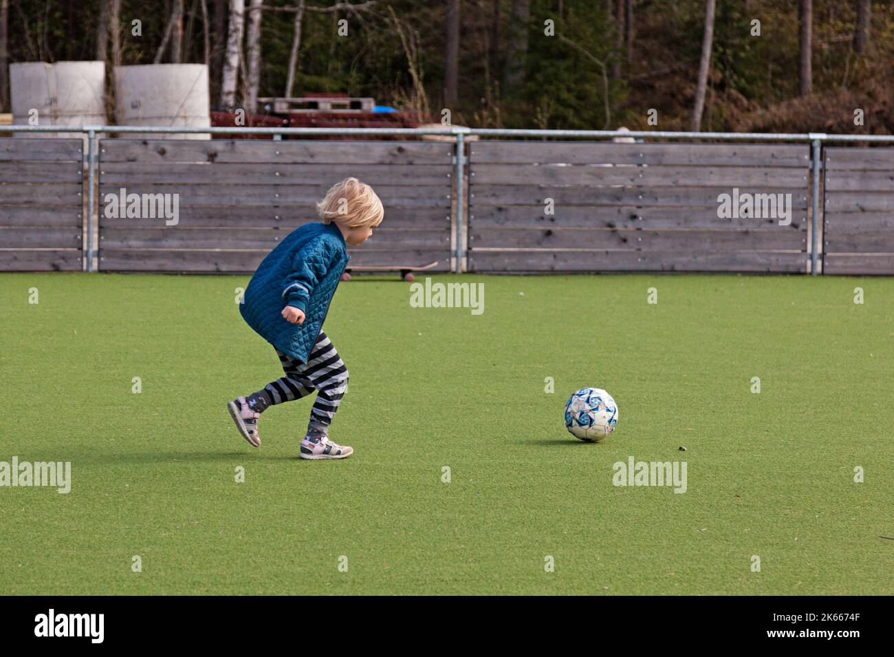 Umea, Norrland Svezia - 20 maggio 2022: Un ragazzo gioca a calcio Foto Stock