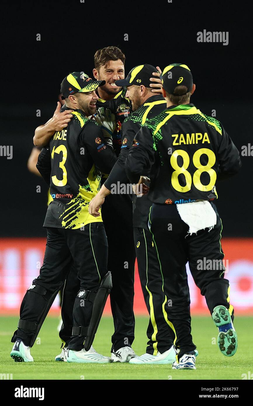 Marcus Stoinis of Australia festeggia dopo la scomparsa di Alex Hales of England durante la partita di Dettol T20I Series 2 of 3 Australia vs Inghilterra a Manuka Oval, Canberra, Australia, 12th ottobre 2022 (Foto di Patrick Hoelscher/News Images) a Canberra, Australia il 8/13/2022. (Foto di Patrick Hoelscher/News Images/Sipa USA) Foto Stock