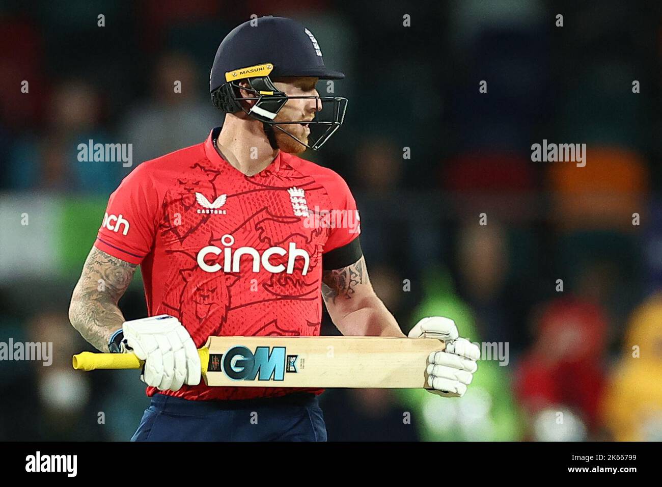 Ben Stokes d'Inghilterra guarda avanti durante il Dettol T20I Serie 2 di 3 partita Australia vs Inghilterra a Manuka Oval, Canberra, Australia, 12th ottobre 2022 (Foto di Patrick Hoelscher/News Images) a Canberra, Australia il 8/13/2022. (Foto di Patrick Hoelscher/News Images/Sipa USA) Foto Stock