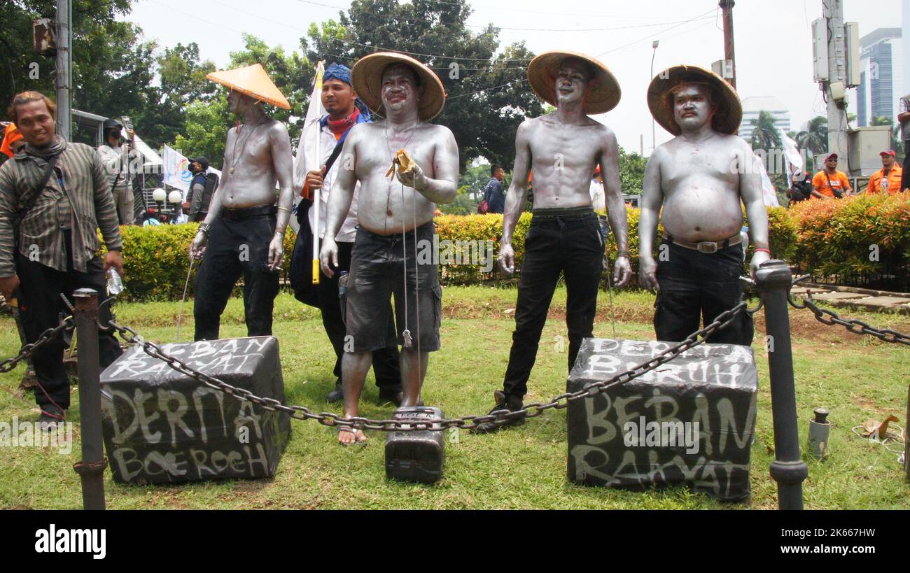 Giacarta, DKI Jakarta, Indonesia. 12th Ott 2022. Oggi il Joint Labor Party, insieme a diverse alleanze del lavoro, ha tenuto una manifestazione di fronte alla statua del cavallo, Giacarta. Si sono fatti carico di 6 richieste. Credit: ZUMA Press, Inc./Alamy Live News Foto Stock