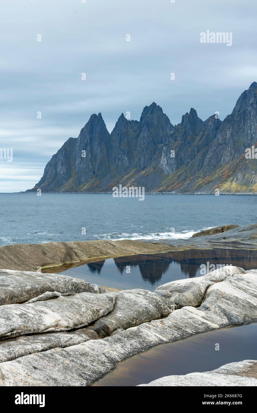Costa rocciosa di Tungeneset, Costa di picco rocciosa, denti del Diavolo, Okshornan, fiordi di pietra, Isola di Senja, Norvegia Foto Stock