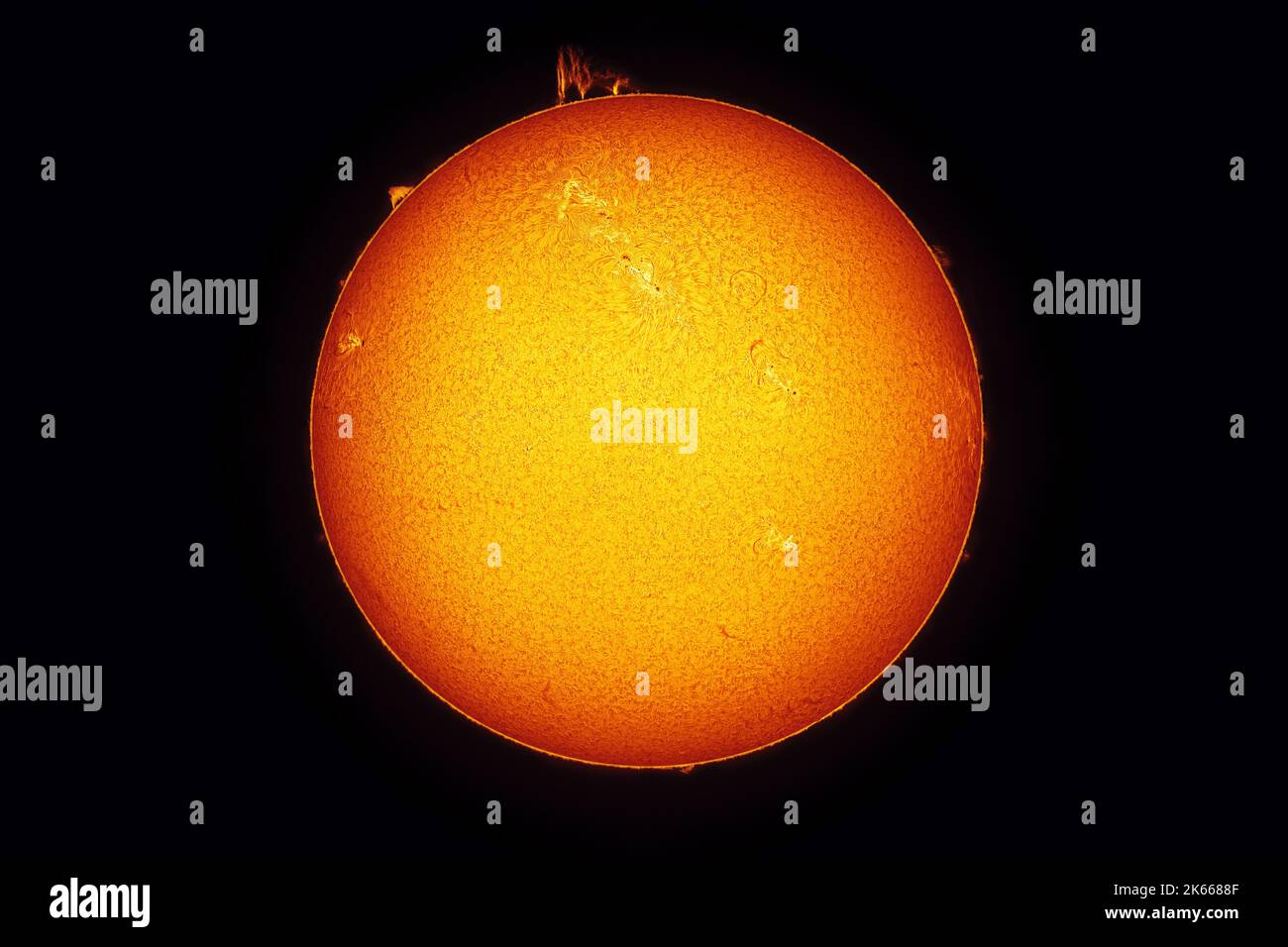 Sole luminoso contro cielo stellato scuro in sistema solare, con prominenze visibili, fibre, spicules, plage, macchie e cromosfera. Foto amatoriale in H-al Foto Stock