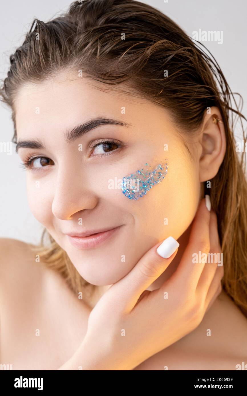 detergente per scrub viso donna per trattamento acne Foto Stock