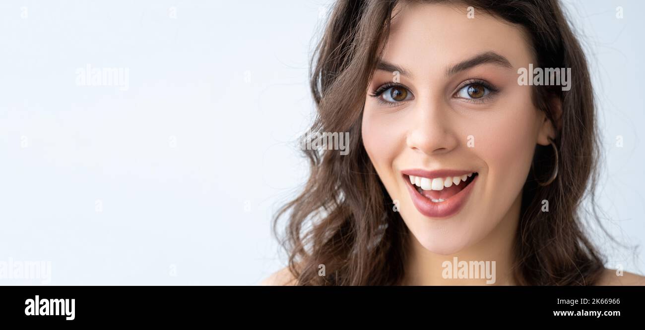 cura della pelle banner pubblicità sorpresa donna faccia Foto Stock