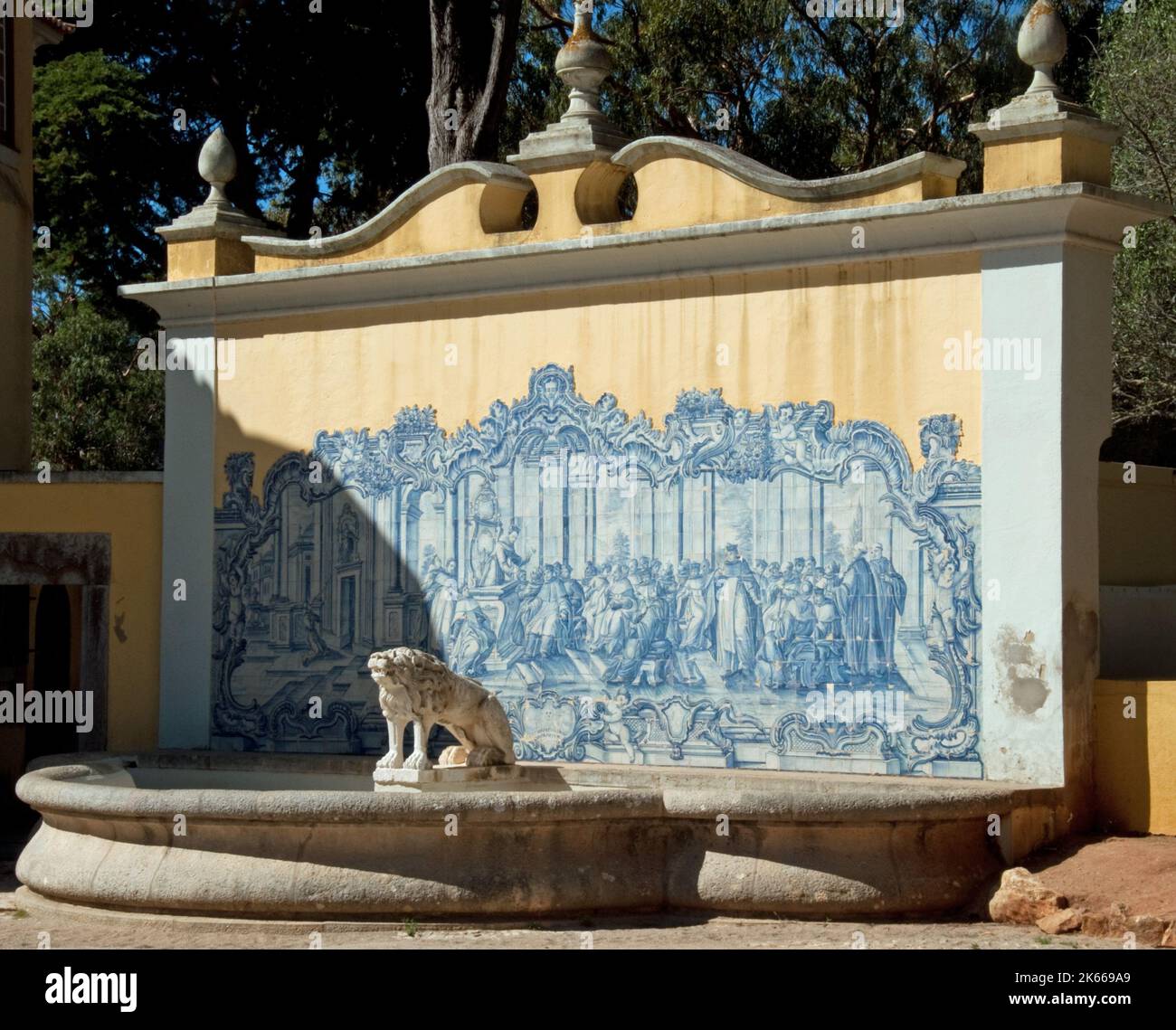 Decorazioni piastrellate all'ingresso del Museu Condes de Castro Guimaraes, Museo dei conti di Castro Guimaraes, Cascais, Portogallo. Bella casa vecchia conve Foto Stock