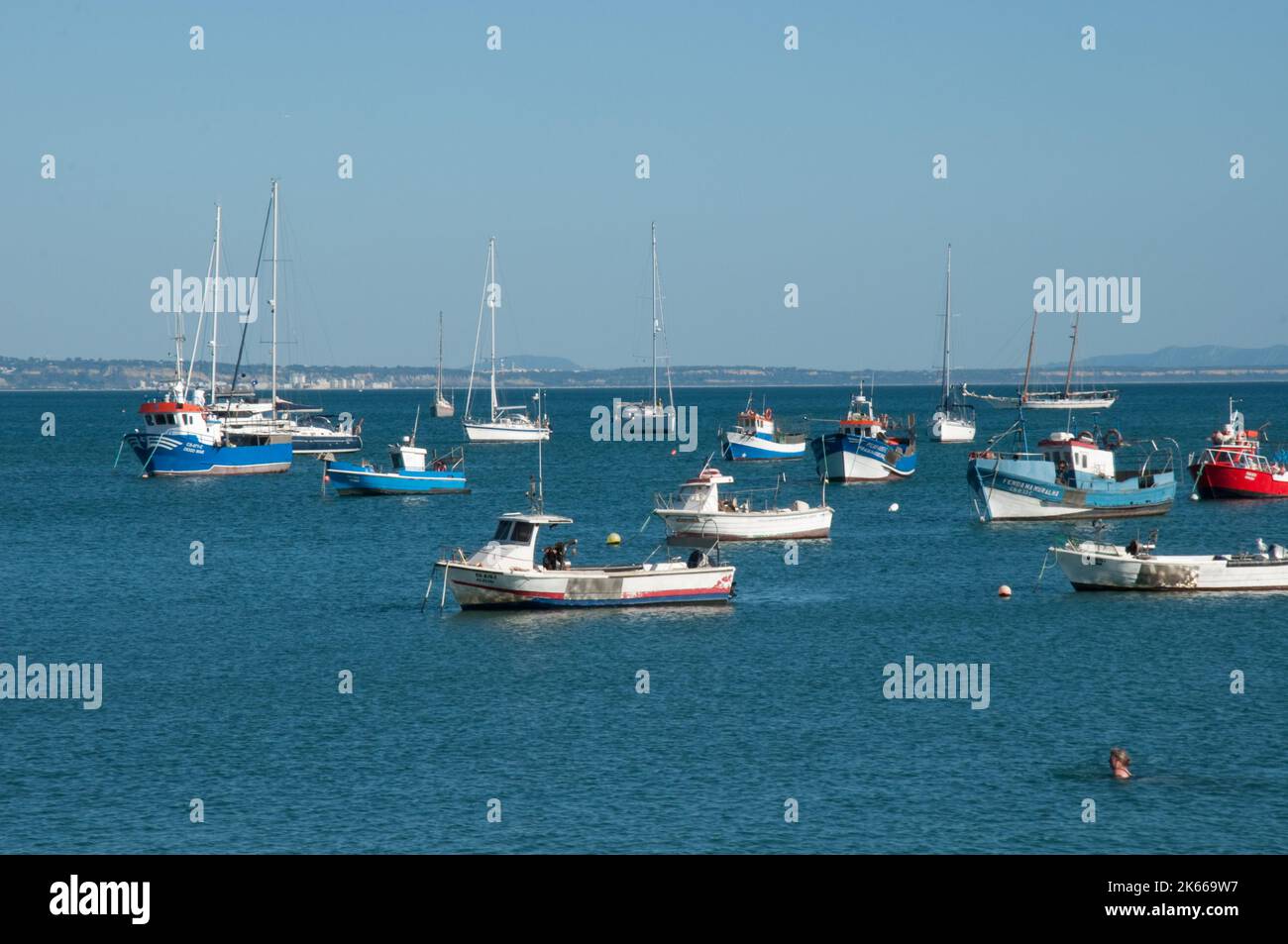 Piccole barche a Cascais Bay, Cascais, Portogallo Foto Stock