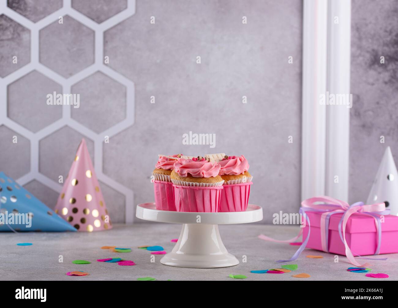 Concetto di dispensa di compleanno con cupcake Foto Stock