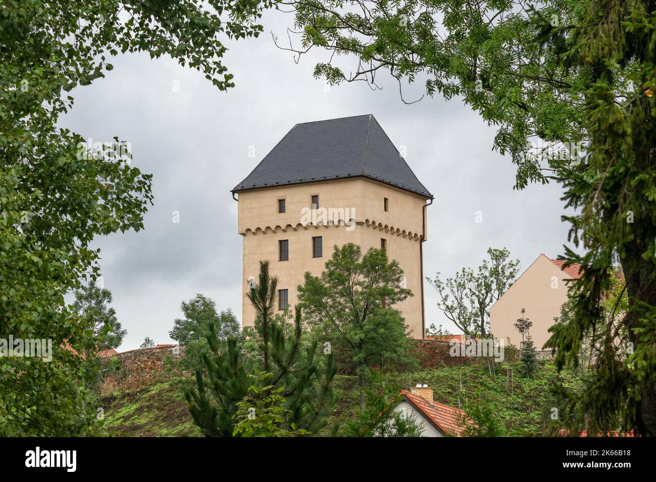 Kralovice, Praga, Repubblica Ceca - Agosto 28 2022: Vista della rinnovata torre gialla dell'ex fortezza del 14th ° secolo in piedi su una collina. Foto Stock