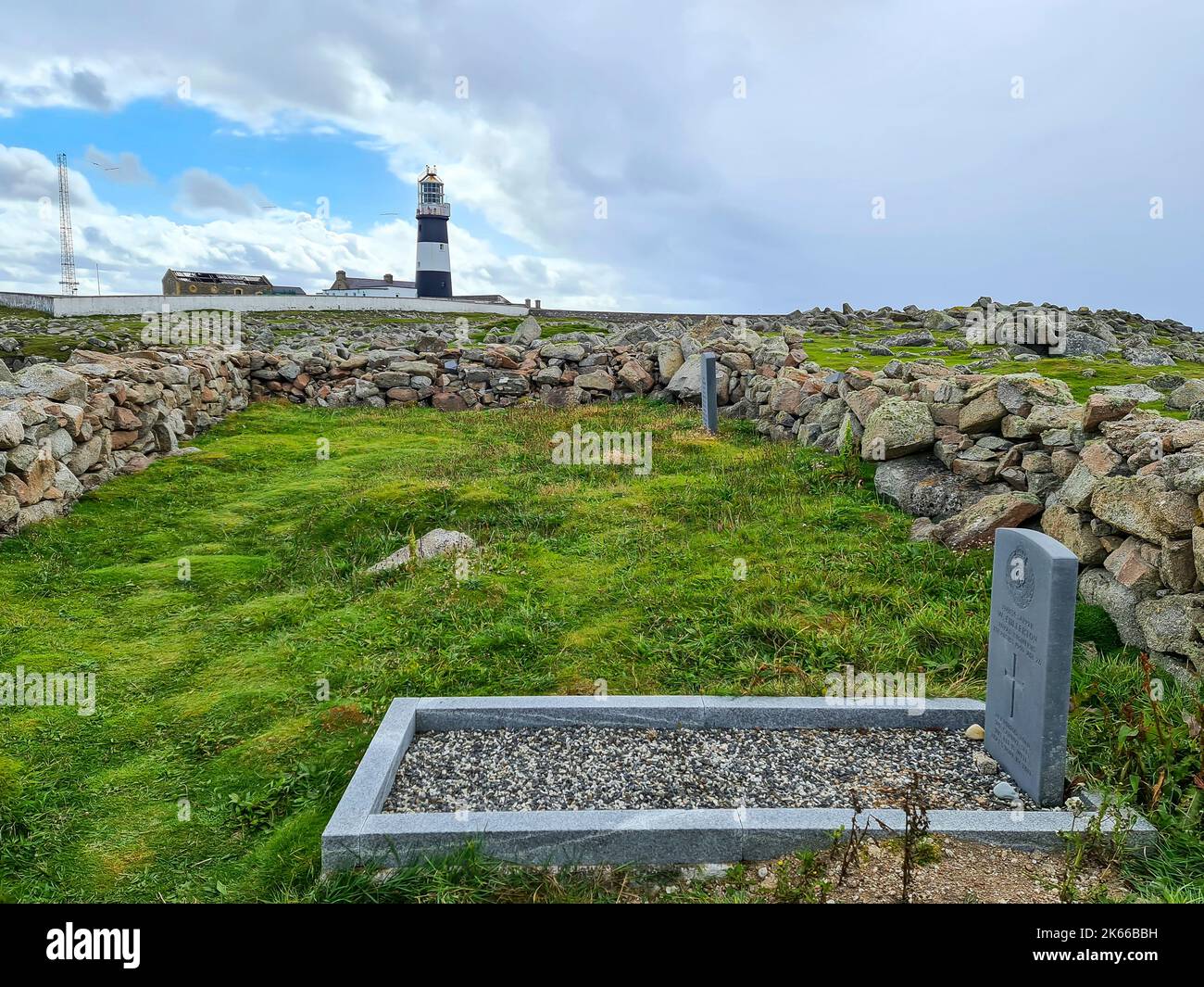 Il cimitero degli antenati vicino al faro di Tory Island, Contea di Donegal, Repubblica d'Irlanda. Foto Stock
