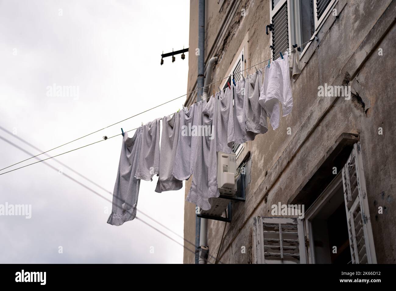 Vista in basso ad angolo di capi bianchi appesi su una linea di lavaggio Foto Stock