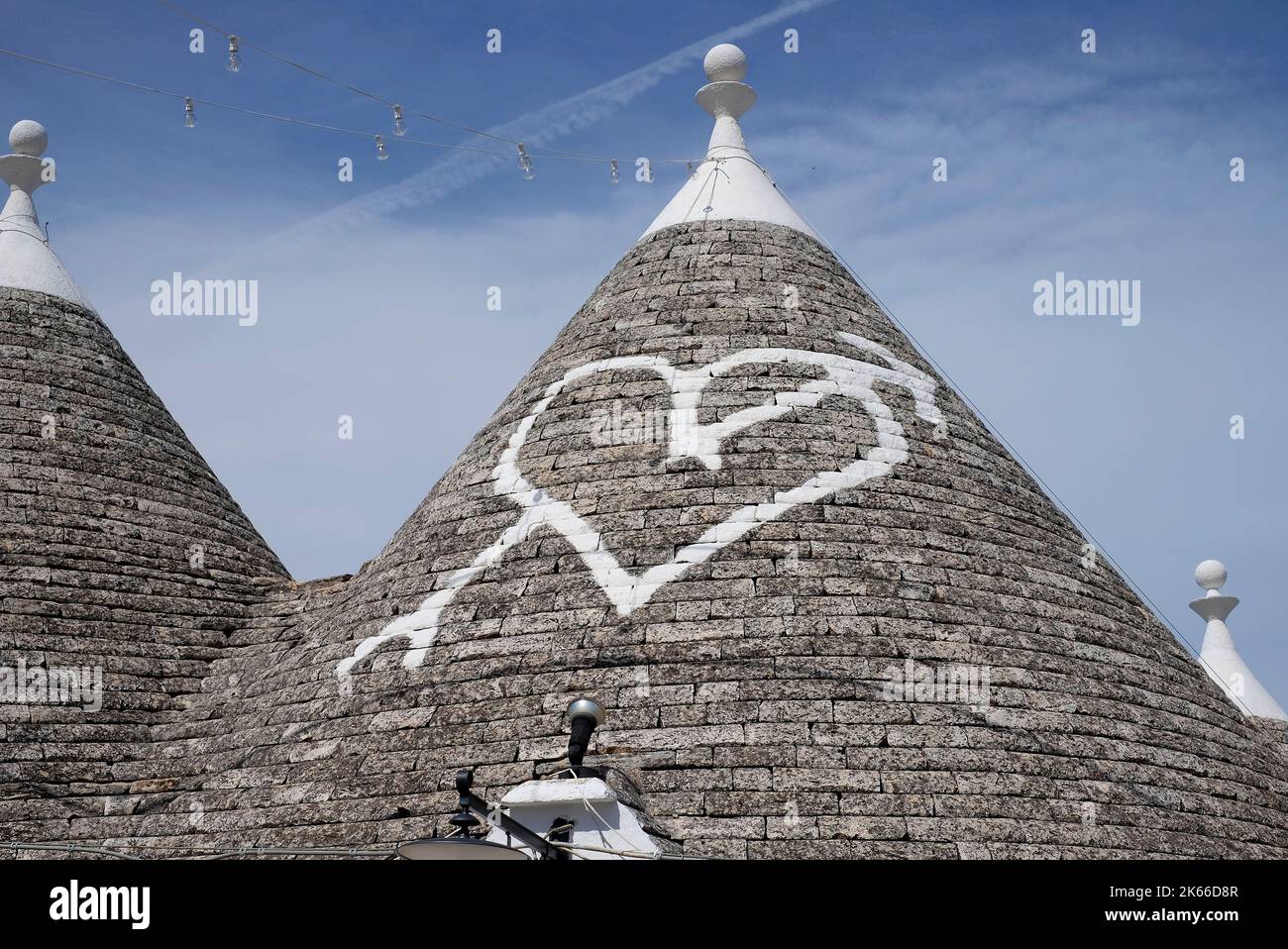 forma a cuore sul tetto di trulli, alberobello, puglia, italia meridionale Foto Stock