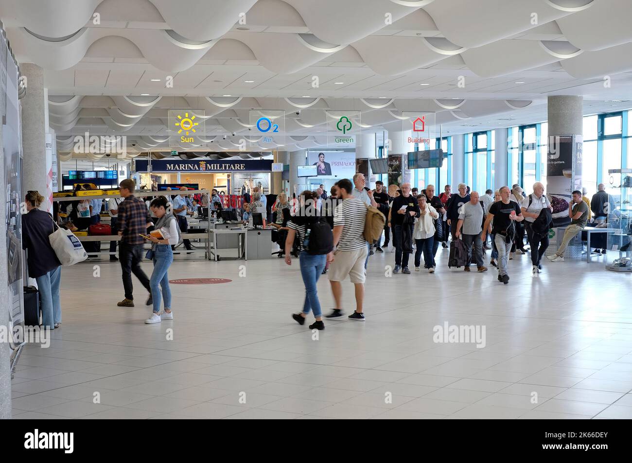 terminal di partenza dell'aeroporto internazionale di bari, puglia, italia meridionale Foto Stock