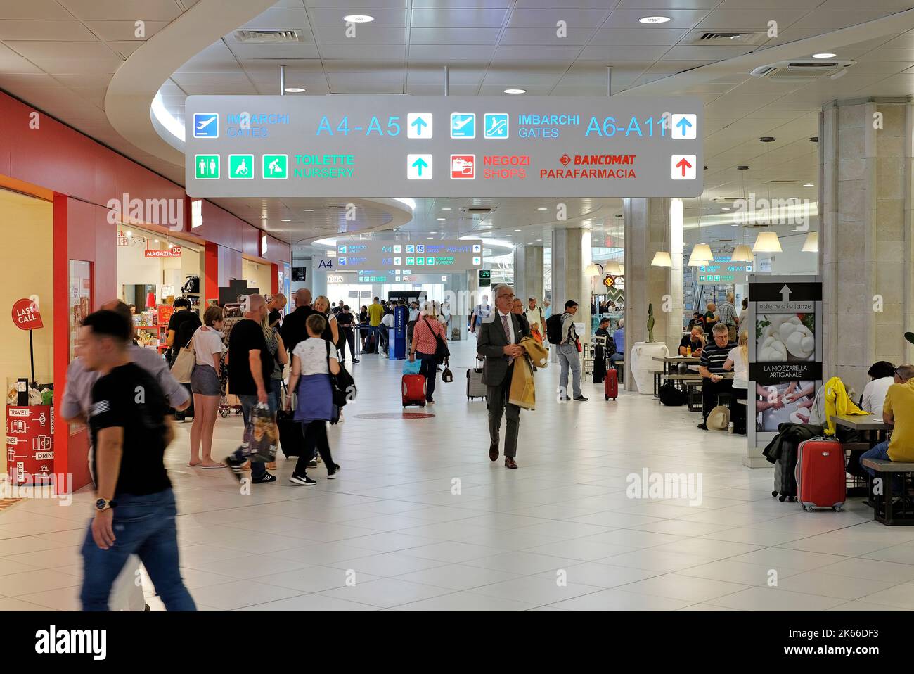 terminal di partenza dell'aeroporto internazionale di bari, puglia, italia meridionale Foto Stock