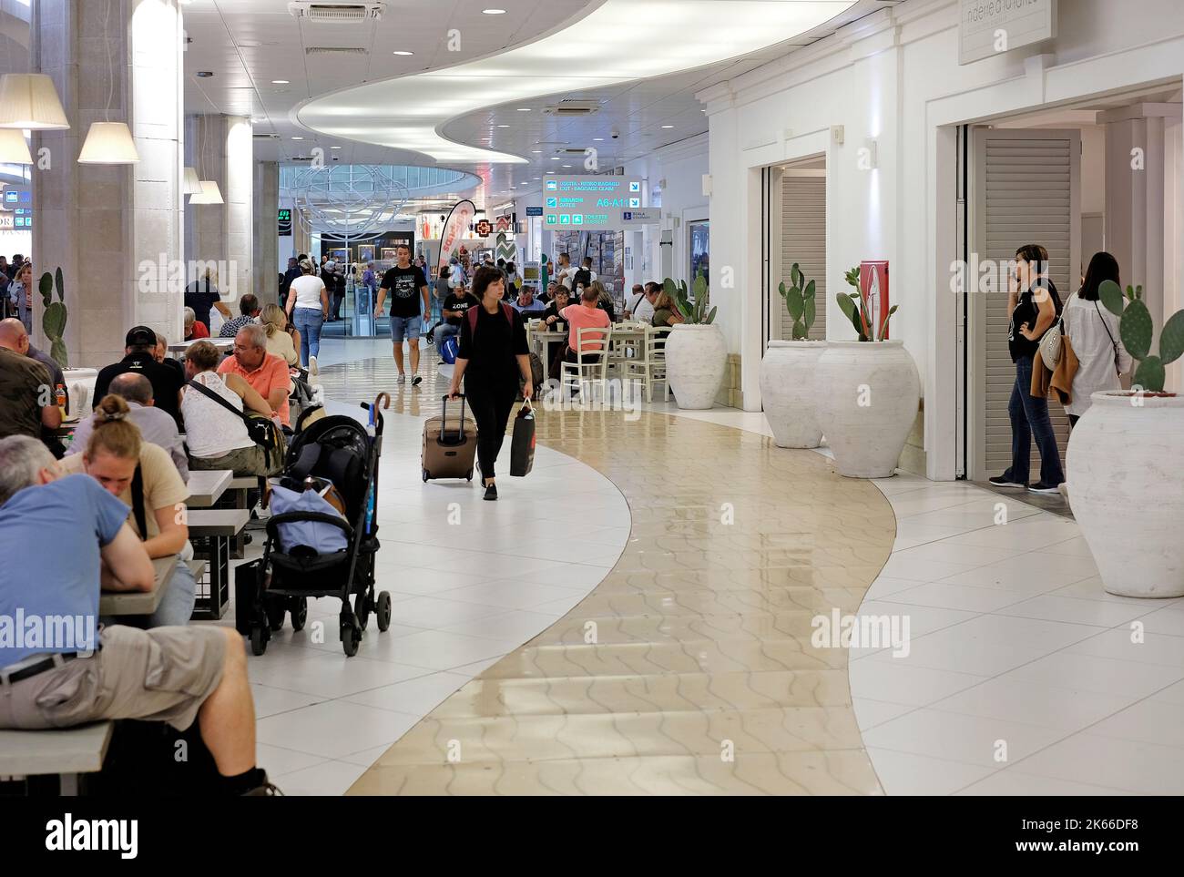 terminal di partenza dell'aeroporto internazionale di bari, puglia, italia meridionale Foto Stock