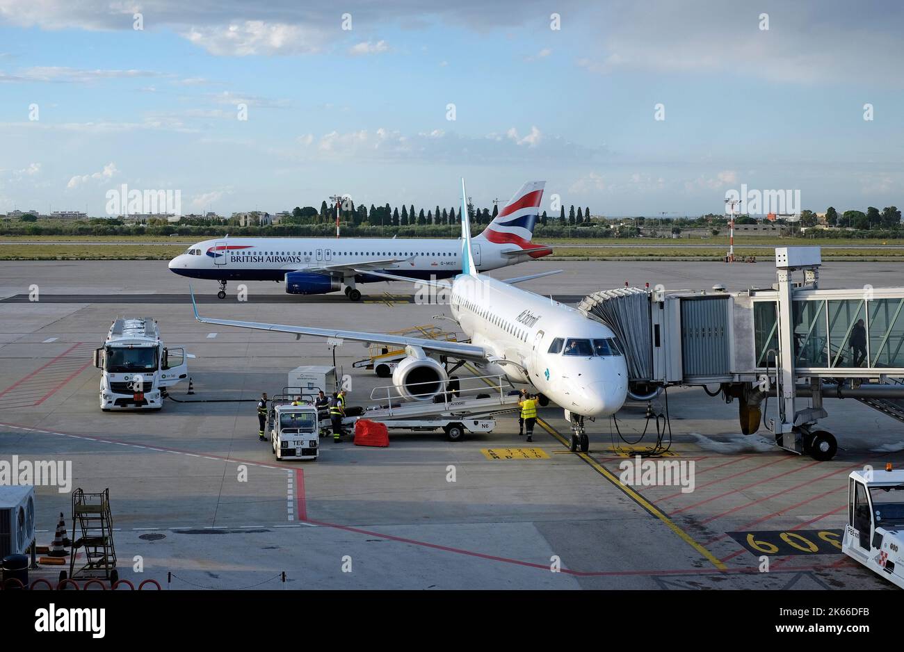 aereo su asfalto, aeroporto internazionale di bari, puglia, italia meridionale Foto Stock