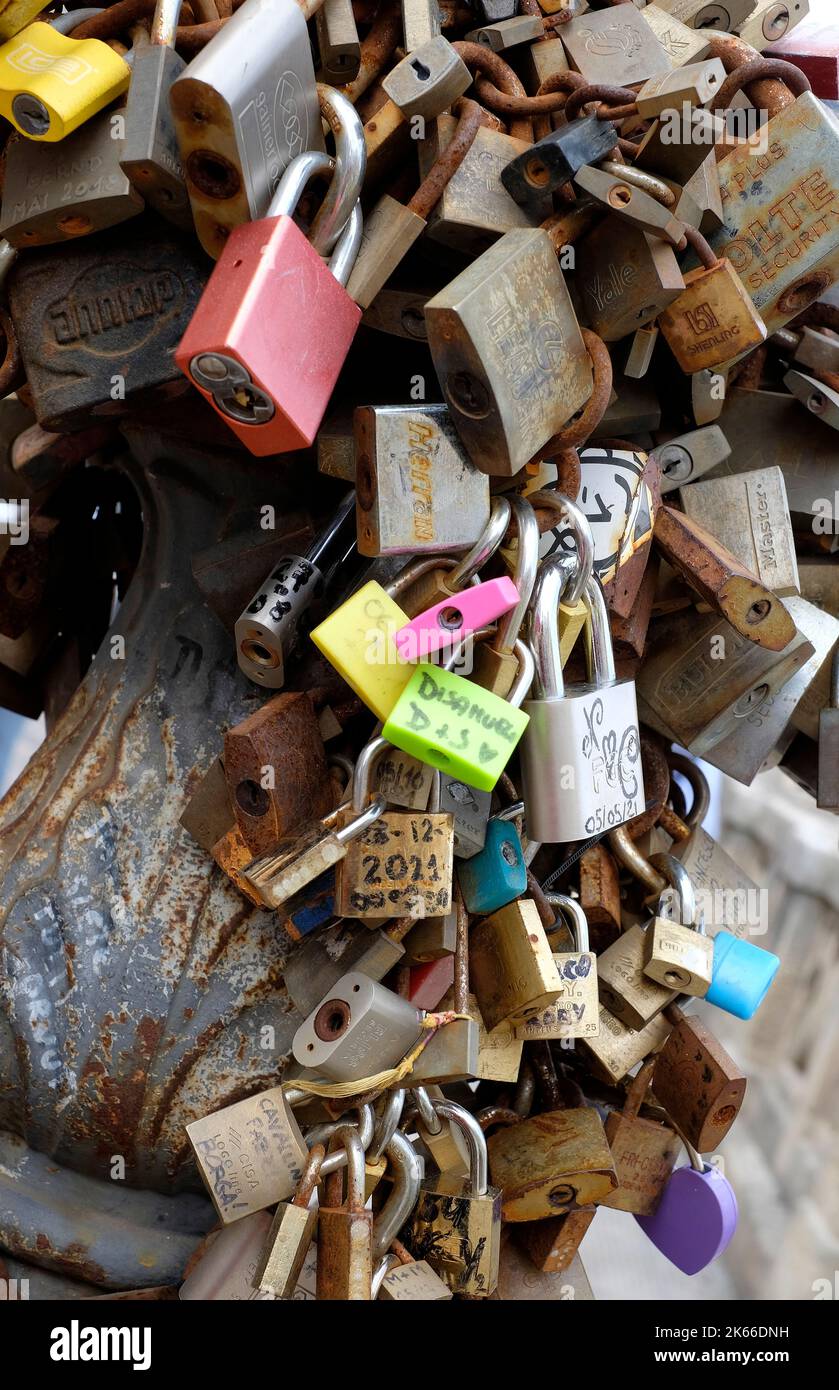 l'amore arrugginito si blocca sul lampione, lecce, puglia, italia meridionale Foto Stock