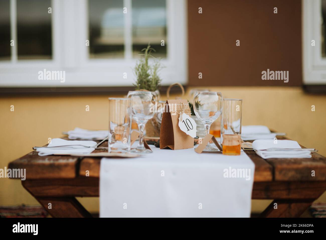 Tavolo per matrimoni in colori marrone e bianco con legno e vetro Foto Stock