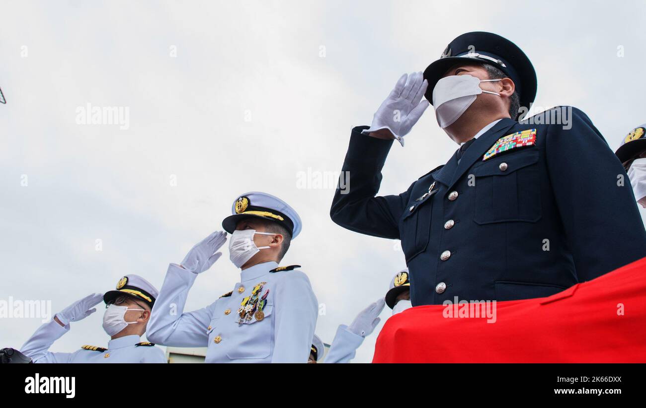 Kobe, Giappone. 12th Ott 2022. Gli ufficiali della forza di Self?Defense marittima del Giappone salutano la bandiera nazionale durante la cerimonia di lancio per il nuovo sottomarino 'Jingei' a Kobe Shipyard & Machinery Works di MHI a Kobe, nella prefettura di Hyogo, Giappone il 12 ottobre 2022. Foto di Keizo Mori/UPI Credit: UPI/Alamy Live News Foto Stock