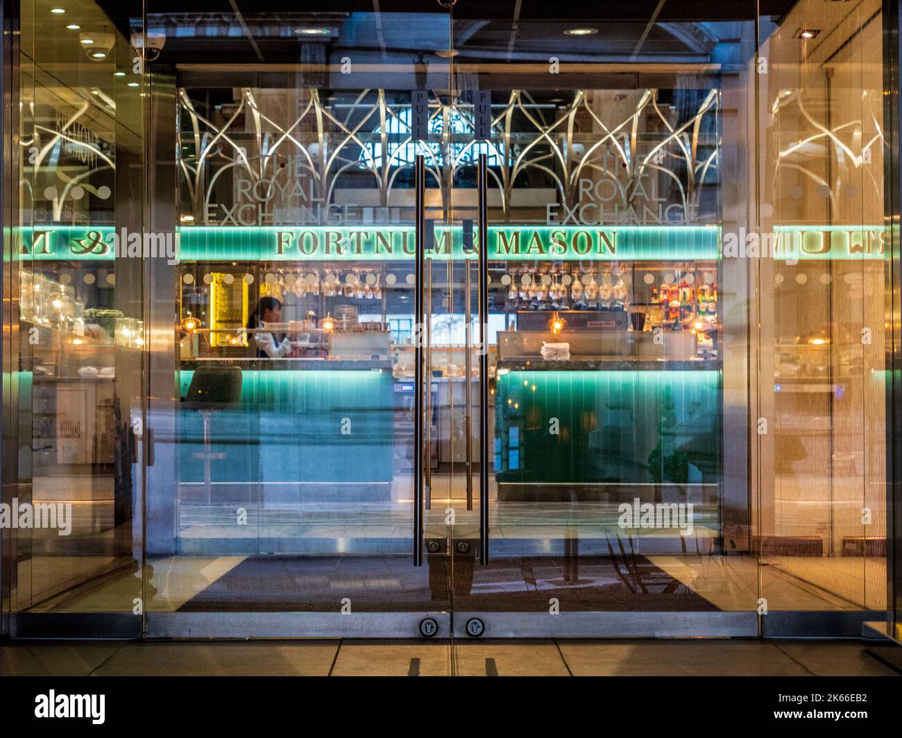 Fortnum & Mason Royal Exchange Londra - Fortnum e Mason Bar presso l'edificio Royal Exchange nel quartiere finanziario della City of London Foto Stock