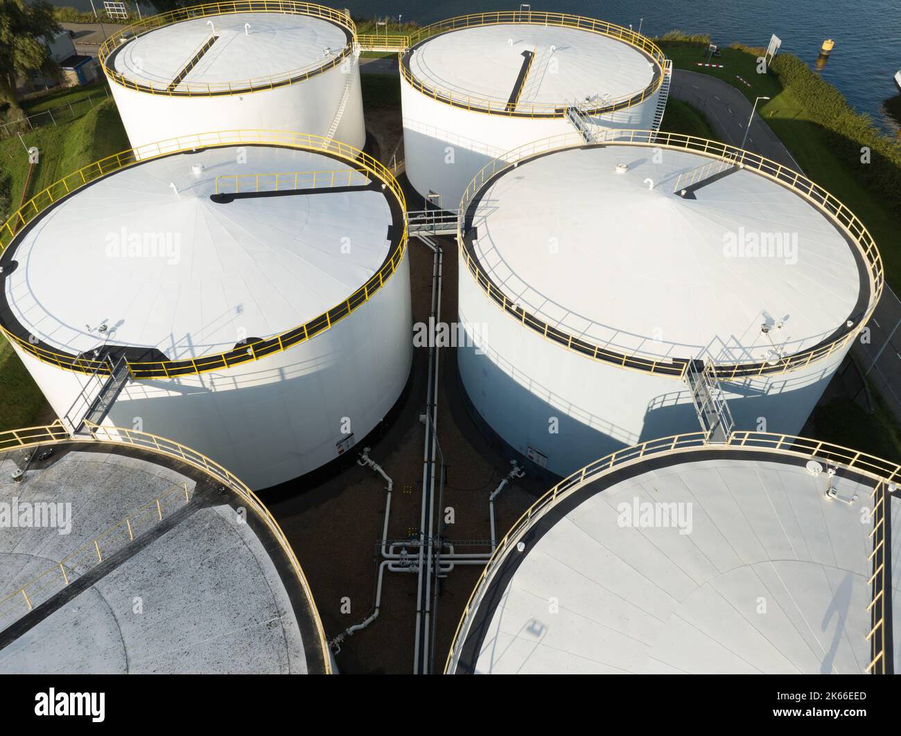Silos di stoccaggio di liquidi o gas. Vista aerea drone dall'alto verso il basso del contenitore per serbatoi industriale per impieghi pesanti. Contenitore di stoccaggio aziendale in metallo liquido chimico Foto Stock