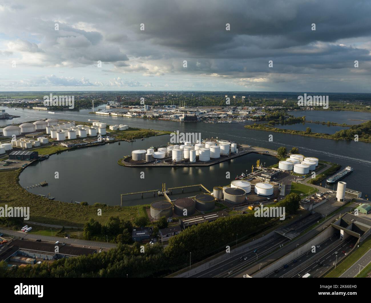 Amsterdam, 29th settembre 2022, Paesi Bassi. Terminale di montaggio del serbatoio dell'olio. Prodotti petrolchimici nel porto per il trasporto Foto Stock