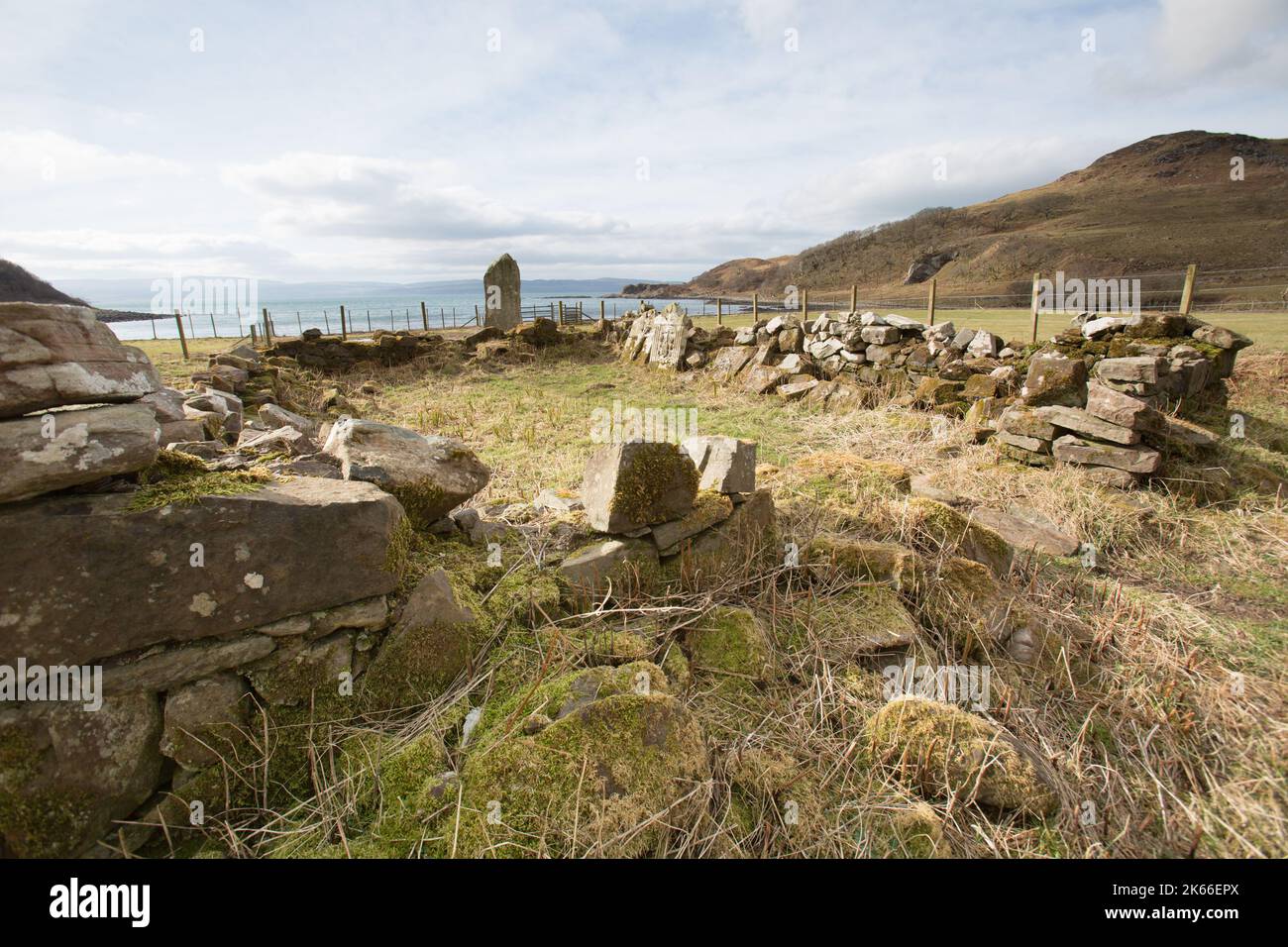 Penisola di Ardamurchan, Scozia. Pittoresca vista del Chiarain Cladh, il cimitero Campbell, a Camas nan Geall. Foto Stock