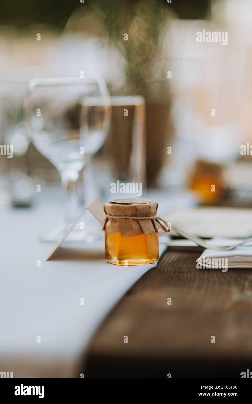 Tavolo per matrimoni in colori marrone e bianco con legno e vetro Foto Stock