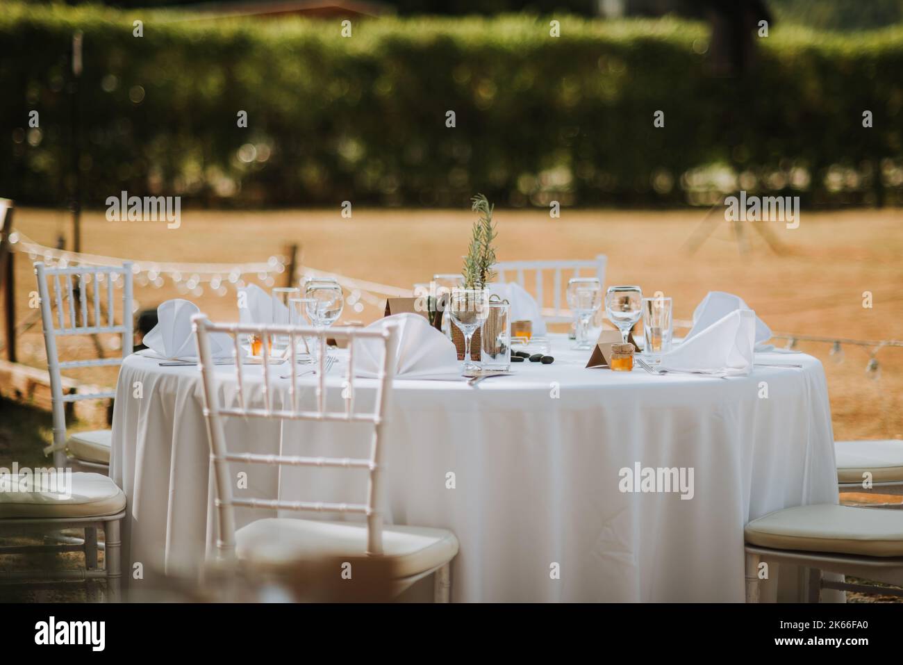 Tavolo per matrimoni in colori marrone e bianco con legno e vetro Foto Stock