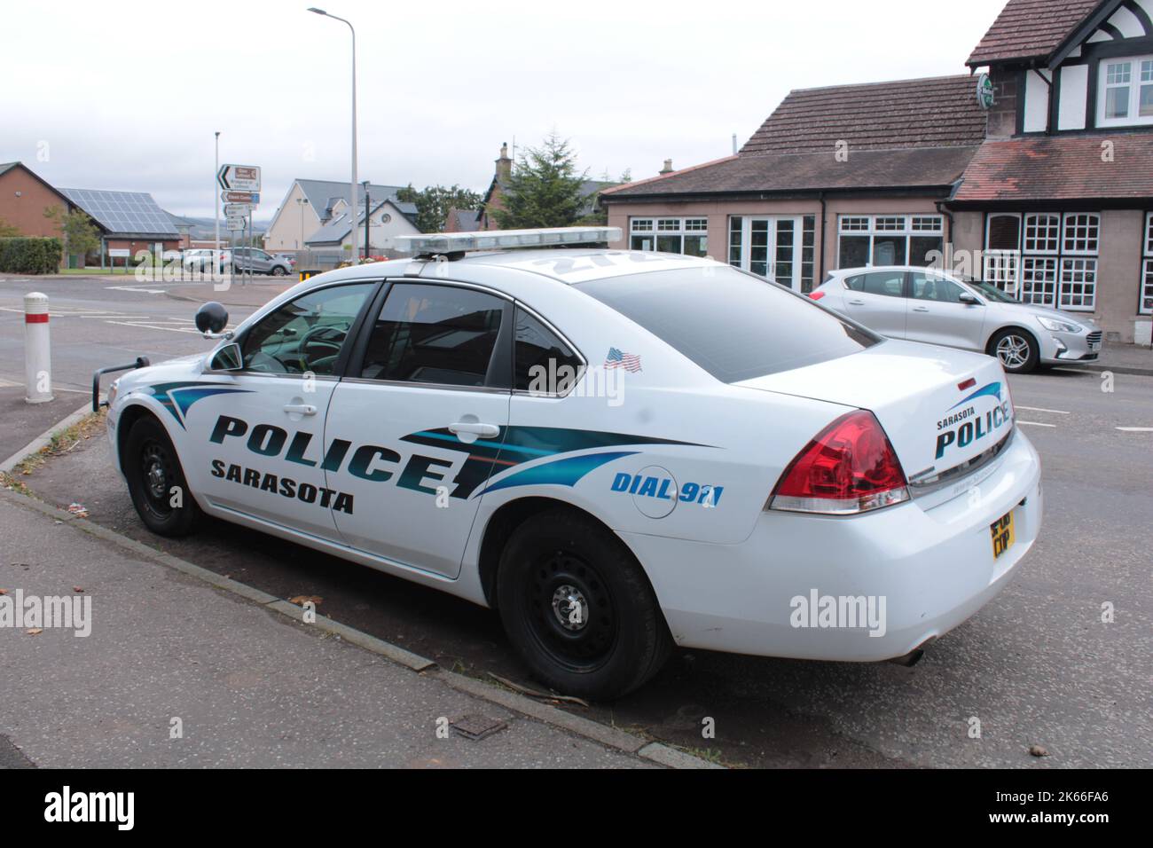 Vista laterale di una Chevrolet dipinta per sembrare una macchina di polizia Sarasota, Edzell, Scozia, 11-10-2022 Foto Stock