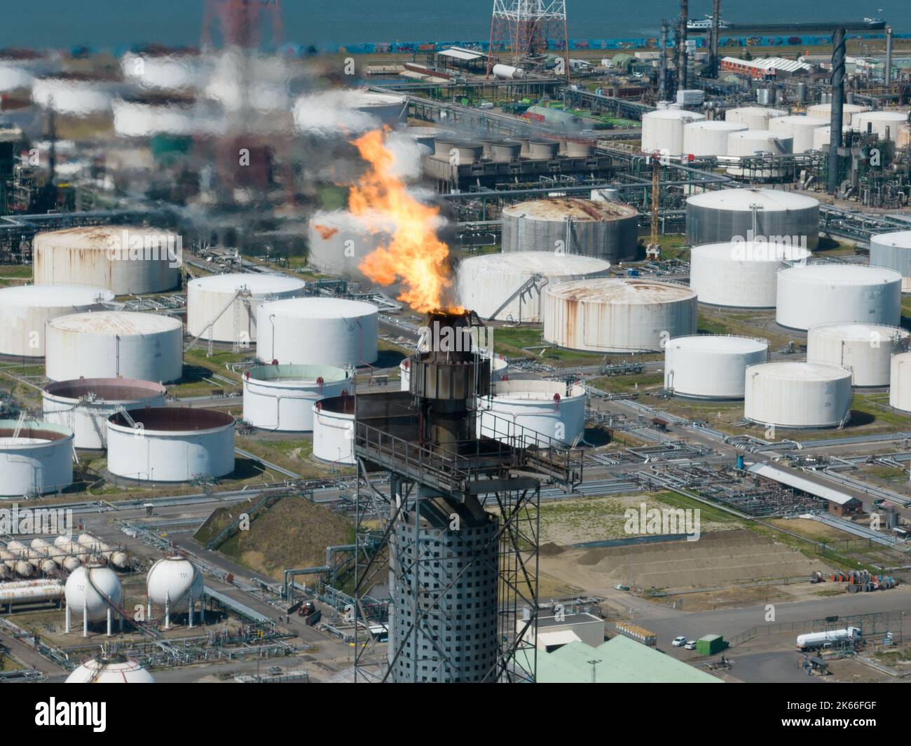 Anversa, 9th agosto 2022, Belgio. Combustione di gas di scarico combustibili durante la produzione di petrolio. Combustione di sostanze combustibili Foto Stock