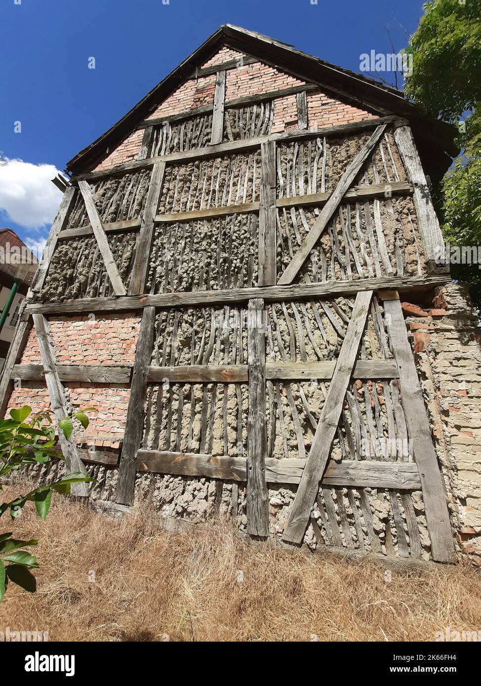 Estremità timpano di una casa a graticcio con pareti in argilla, Germania, Brandeburgo Foto Stock