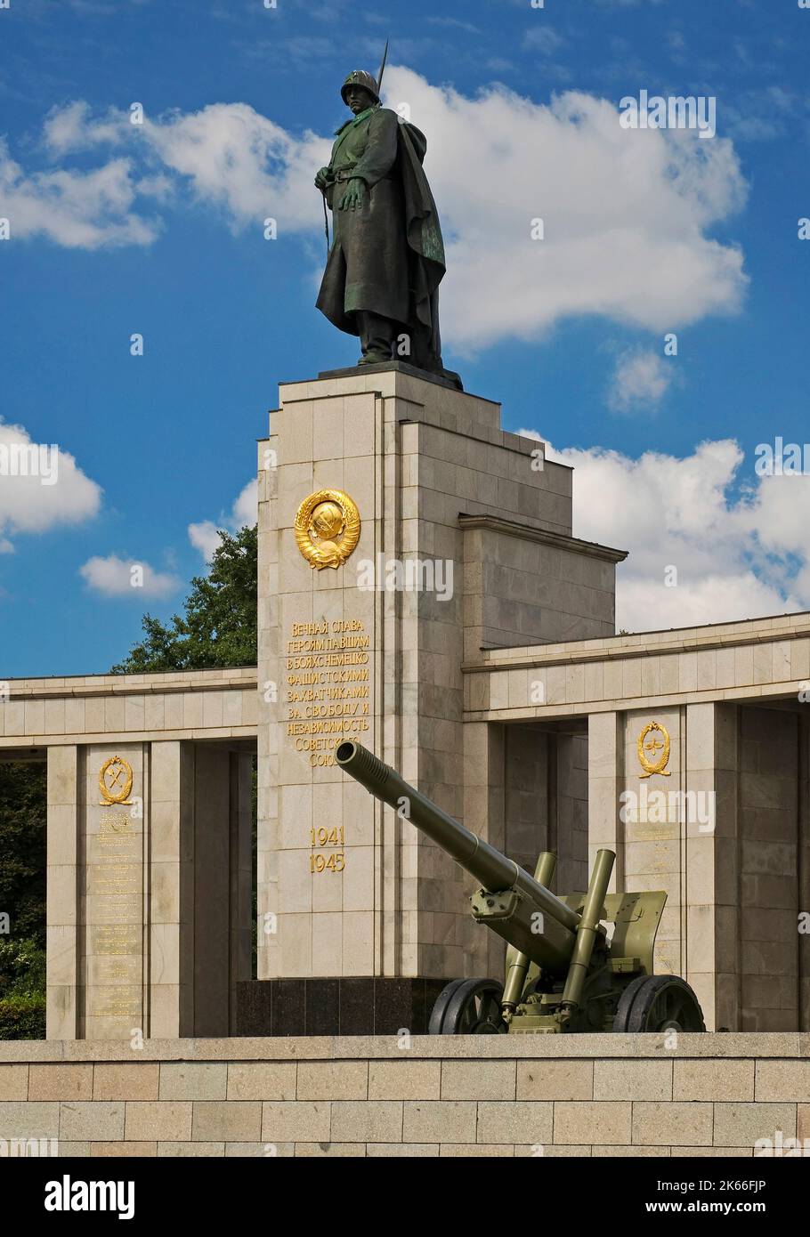 Monumento commemorativo sovietico con la statua del soldato dell'Armata Rossa e il mantello d'armi dello Stato d'Oro, Germania, Berlino Foto Stock