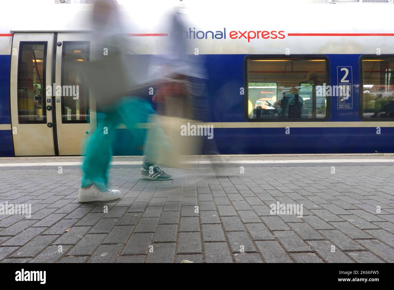 Treno espresso nazionale alla stazione Koeln-Sued, Germania, Nord Reno-Westfalia, Colonia Foto Stock